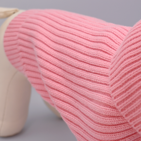 Close-up of a pink knitted fabric with a neutral background